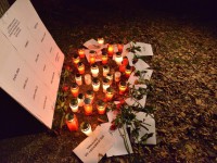 Foto HINA/ Admir BULJUBAŠIĆ Skupina građana zapalila svijeće za žrtve zločina počinjenih u BiH