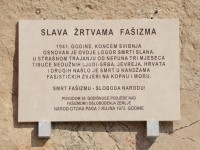 Foto: Jovica Drobnjak Uništena spomen ploča žrtvama ustaškog logora Slana i Metajna na Pagu / Priopćenje SNV-a i Koordinacije židovskih općina u RH